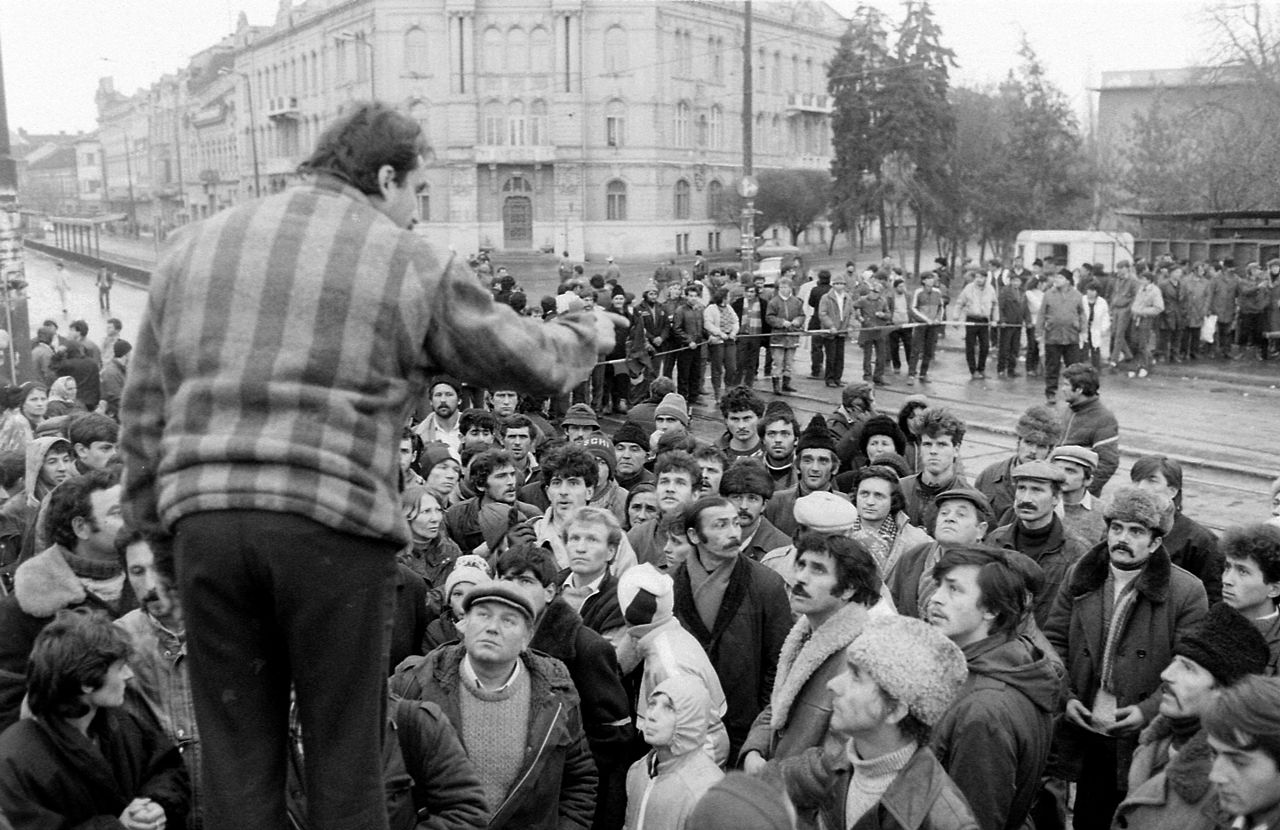 1989_December_16._sugrt_s_a_Tudor_Vladimirescu_t_keresztezdse._Fortepan_31892.jpg