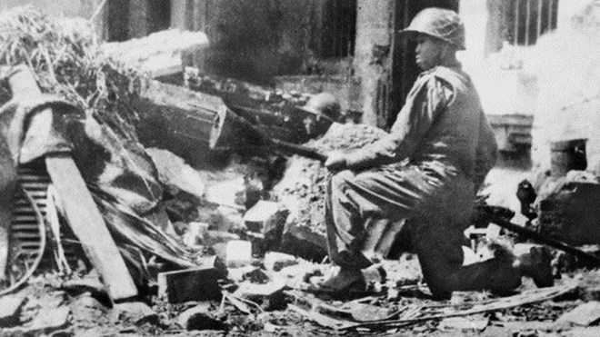Vietnamese_soldier_holding_the_Lunge_Mine_at_Hng_u_Street_on_December_1946.jpg